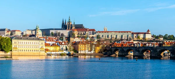 Panoramisch uitzicht op de Praagse Burcht en Karelsbrug op zonnige lenteochtend, Praha, Tsjechië — Stockfoto