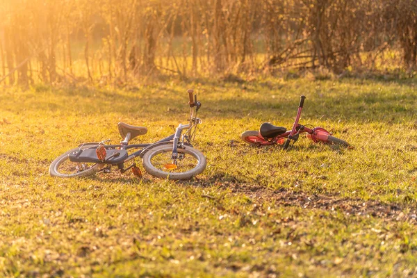 Två barncyklar övergivna på marken. Förlorade eller kidnappade barn. Brottslighet eller thriller tema — Stockfoto