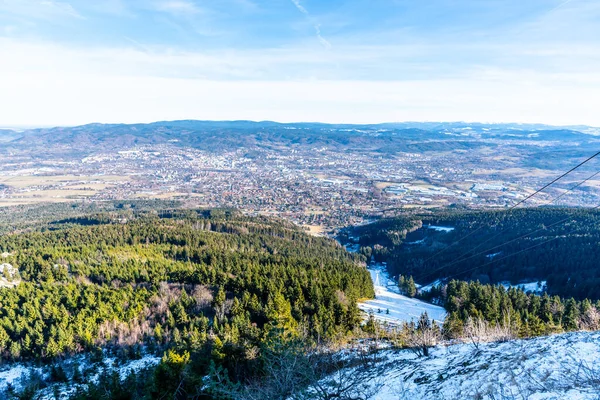 Malowniczy widok na Liberec i okoliczne góry w słoneczny zimowy dzień. Widok z Jested Mountain, Czechy — Zdjęcie stockowe