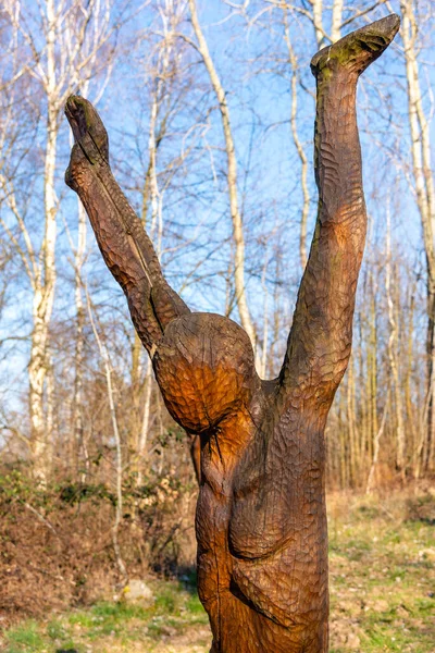 TURNOV, RÉPUBLIQUE TCHÈQUE - 01 AVRIL 2020 : Passerelle spirituelle vers le paradis de Bohême - prairie magique avec des sculptures en bois près de Turnov, République tchèque — Photo