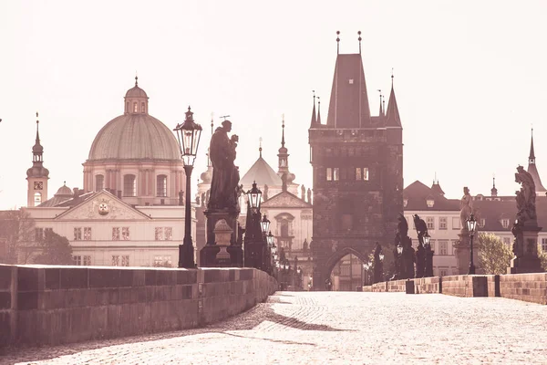 Morning on Charles Bridge, Czech: Karluv most (em inglês). Amanhecer nebuloso. Praha, República Checa — Fotografia de Stock