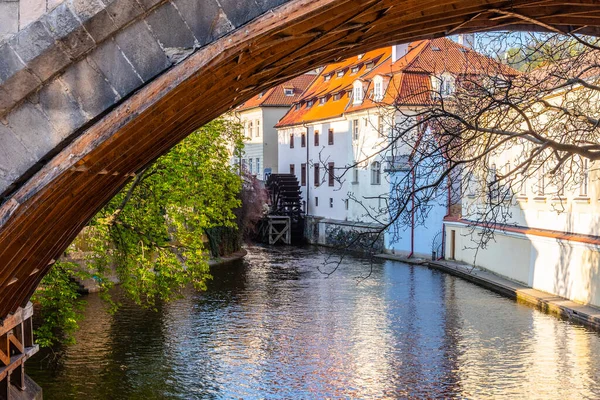 Old water mill wheel under the Charles Bridge, Certovka River, Prague, Czech Republic — Stock Photo, Image