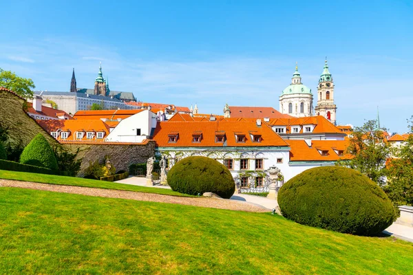 プラハ城と聖ニコラス教会はプラハの小町にあります。Vrtba Gardenからの晴れた春の日の景色。チェコ共和国プラハ — ストック写真