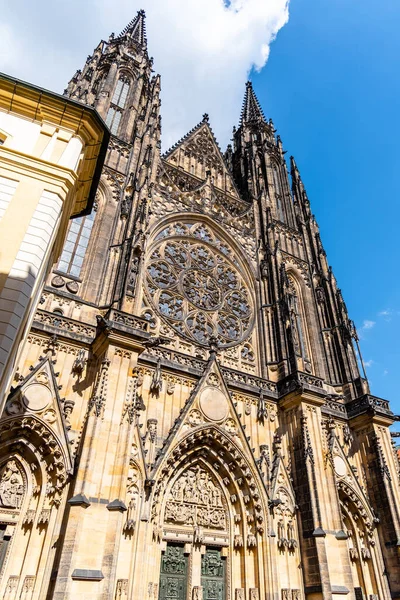 Front view of St. Vitus Cathedral in Prague Castle, Πράγα, Τσεχία. — Φωτογραφία Αρχείου