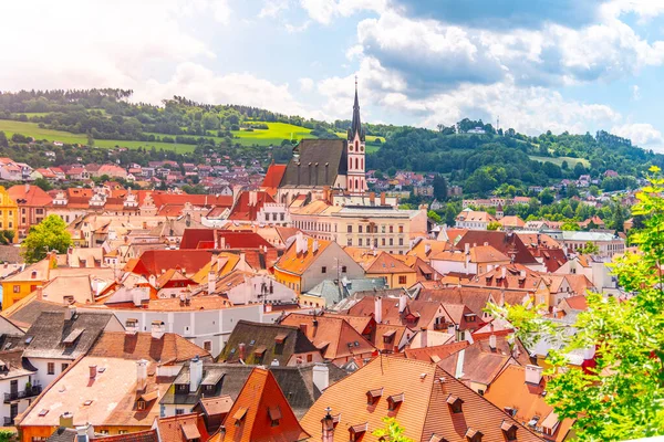 St Vitus kerk in het midden van het historische stadscentrum. Cesky Krumlov, Zuid-Bohemen, Tsjechië — Stockfoto