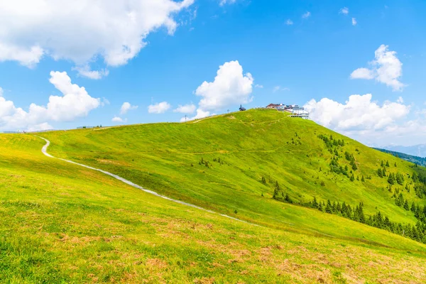 Шміттенхое - гора над озером Зелл з прекрасним панорамним видом. Літні альпійські походи. Австрія — стокове фото