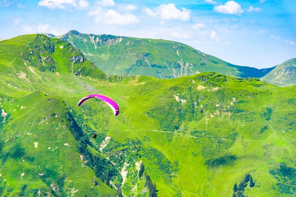 滑翔机飞行。高山上的滑翔机。娱乐性和竞争性冒险运动 — 图库照片