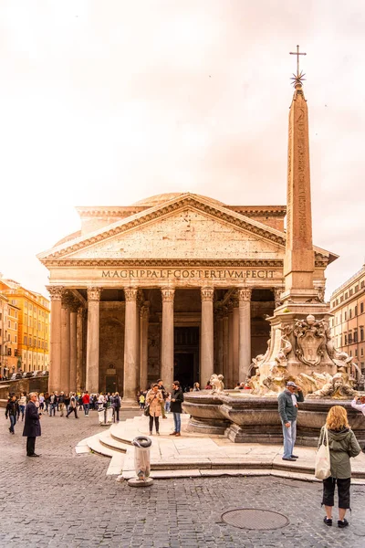 ŘÍM, ITÁLIE - 05. KVĚTEN 2019: Pantheon a Fontana del Pantheon s monumentálním obeliskem na Piazza della Rotonda, Řím, Itálie — Stock fotografie