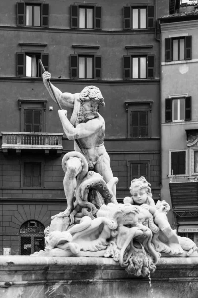 ŘÍM, ITÁLIE - 05. KVĚTEN 2019: Fontána Neptun, italština: Fontana del Nettuno, Piazza Navona, Řím, Itálie — Stock fotografie
