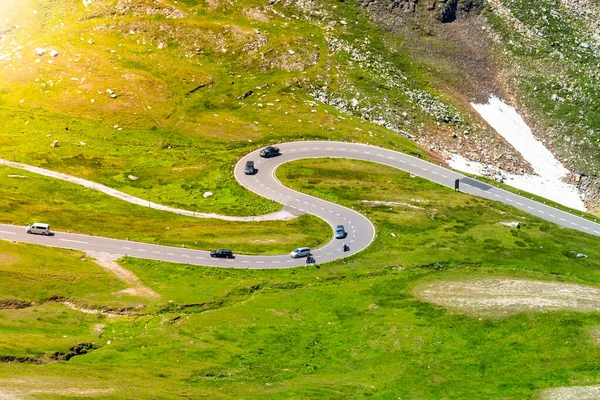 山区沥青路蛇纹石。奥地利高托恩的Winding Grossglockner高山路 — 图库照片