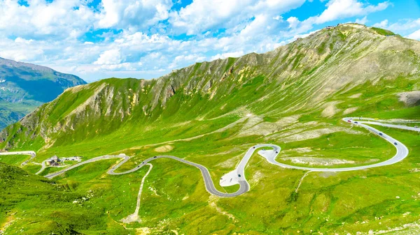 Horský asfaltový silniční hadovitý. vinutí Grossglockner High Alpine Road s Edelweissspitze na pozadí, Rakousko — Stock fotografie