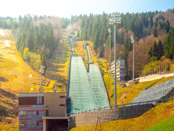 Deux sauts à ski à Jested Arena en été. Liberec, République tchèque — Photo