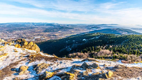 Vue panoramique sur Liberec et les montagnes environnantes par une journée ensoleillée d'hiver. Vue de la montagne Jested, République tchèque — Photo