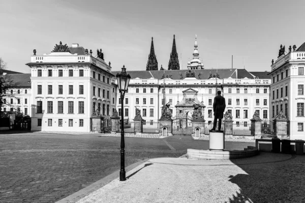 Prag Kalesi 'ne giriş kapısı olan Hradcany Meydanı ve Çekoslovakya, Praha, Çek Cumhuriyeti' nin ilk Cumhurbaşkanı Tomas Garrigue Masaryk 'ın heykeli. — Stok fotoğraf