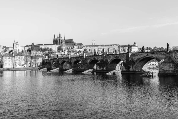 Vista panorámica del Castillo de Praga y el Puente de Carlos en la soleada mañana de primavera, Praha, República Checa — Foto de Stock