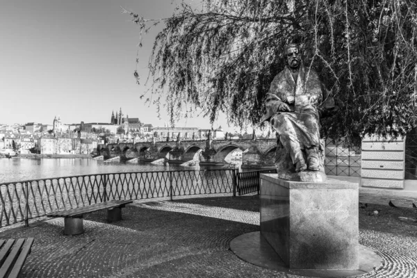 Socha Bedřicha Smetany, českého skladatele, na Novotném lávce. S Vltavou, Karlův most a panorama Pražského hradu na pozadí. Praha, Česká republika — Stock fotografie