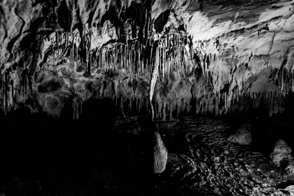 Formazioni rocciose carsiche pittoresche illuminate nella grotta Balcarka, Carso moravo, Ceco: Moravsky Kras, Repubblica Ceca — Foto Stock