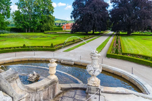Fontana decorata nel castello barocco Giardini di Cesky Krumlov, Repubblica Ceca — Foto Stock
