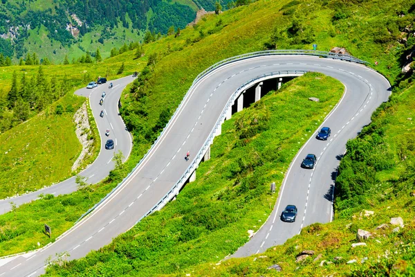 Montaña asfalto carretera serpentina. Winding Grossglockner High Alpine Road en High Tauern, Austria — Foto de Stock