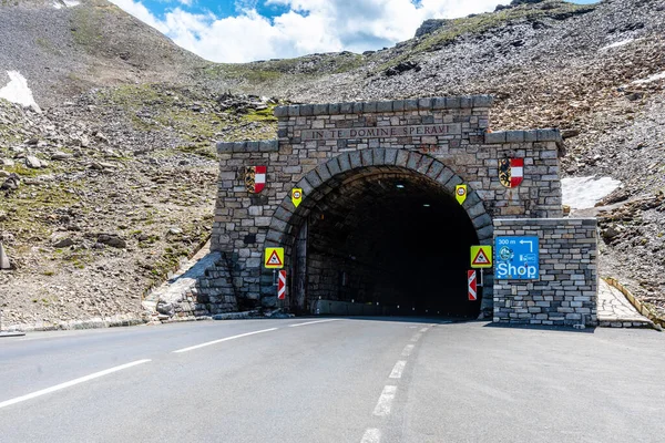 RAKOUSKO - 28. června 2020: Průsmykový tunel Hochtor - nejvyšší bod Grossglockner High Alpine Road, němčina: Grossglockner Hochalpenstrasse. High Tauerm, Rakouské Alpy, Rakousko — Stock fotografie