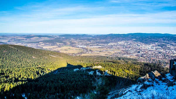 Vue panoramique sur Liberec et les montagnes environnantes par une journée ensoleillée d'hiver. Vue de la montagne Jested, République tchèque — Photo