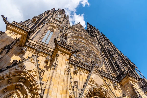 Framsidan av St Vitus katedralen i Prag slott, Prag, Tjeckien. — Stockfoto