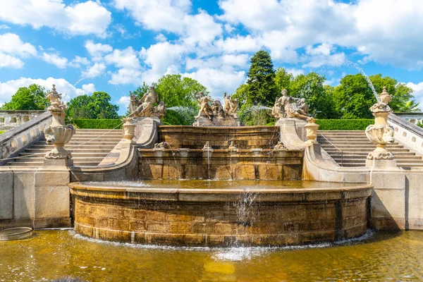 Çek Cumhuriyeti 'nin Cesky Krumlov kentindeki Barok Kalesi Bahçeleri' nde süslü bir çeşme. — Stok fotoğraf