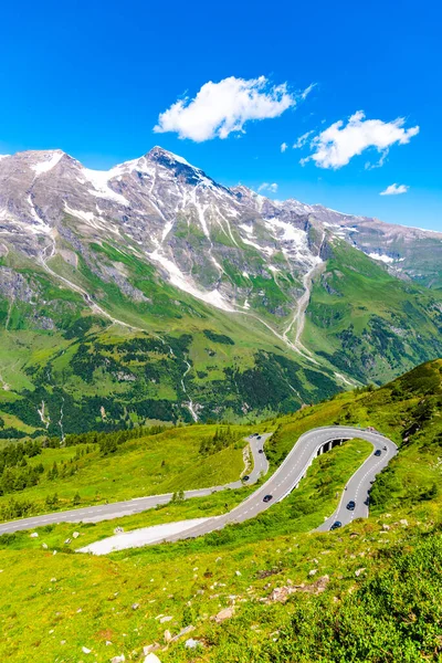 Grossglockner High Alpine Road, German: Grossglockner-Hochalpenstrasse. Camino de paso de alta montaña en los Alpes austríacos, Austria — Foto de Stock