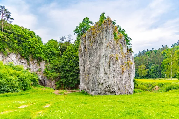 Hrebenac - formação de rochas calcárias uniqe em Sloup, Moravian Karst, República Checa — Fotografia de Stock