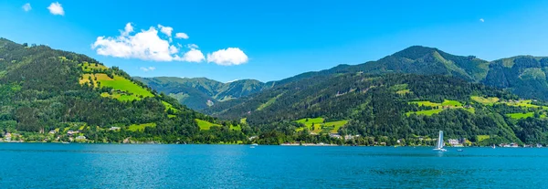 Jezioro Zell, niemiecki: Zeller See, i góry na zapleczu. Zell am See, Alpy Austriackie, Austria — Zdjęcie stockowe