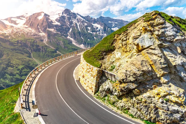 Grossglockner High Alpine Road, German: Grossglockner-Hochalpenstrasse. Camino de paso de alta montaña en los Alpes austríacos, Austria — Foto de Stock