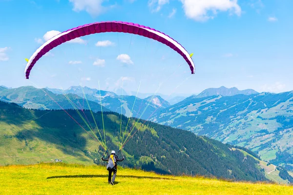 Lançamento de parapente. Procedimento inicial de parapente em prado de montanha alto. Desporto de aventura recreativo e competitivo — Fotografia de Stock