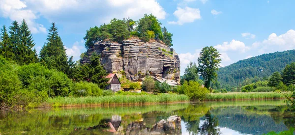 Rock Castle Sloup - Kum taşı oluşumunun tepesinde eşsiz bir kale harabesi, Sloup-Cechach, Çek Cumhuriyeti — Stok fotoğraf