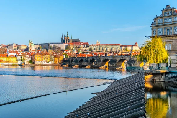 Panoramic view of Prague Castle, Charles Bridge and Vltava River from Novotny Foot-bridge. Prague, Czech Republic — Stock Photo, Image