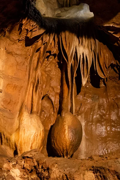 Formaciones rocosas kársticas pintorescas iluminadas en la cueva de Balcarka, Karst de Moravia, Checo: Moravsky Kras, República Checa — Foto de Stock