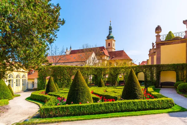 Iglesia de la Virgen María Victoriosa. Vista desde el jardín barroco de Vrtbovska, Praga, República Checa — Foto de Stock