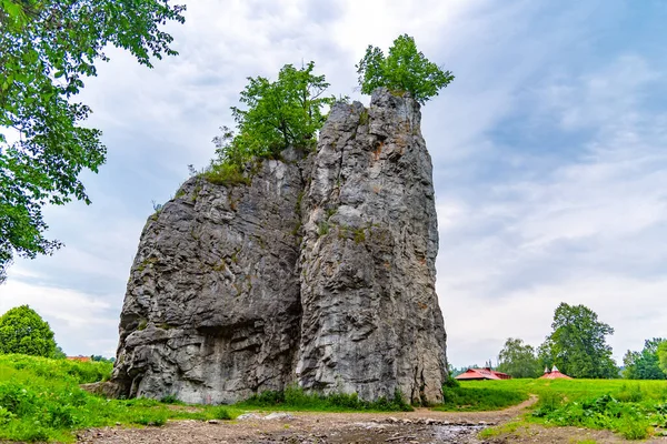 Hrebenac - formação de rochas calcárias uniqe em Sloup, Moravian Karst, República Checa — Fotografia de Stock