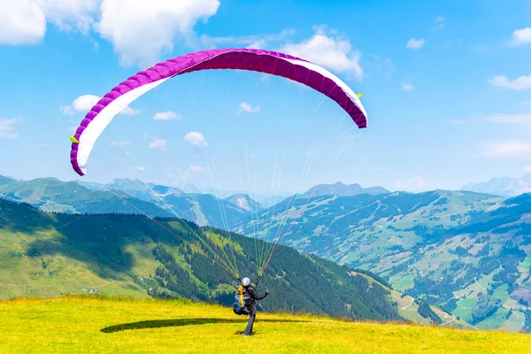 滑翔机发射。高山草甸滑翔机启动程序.娱乐性和竞争性冒险运动 — 图库照片