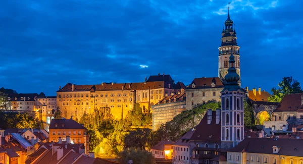 Чески Крумлов ночью. Вид на замок и старые городские дома, Чехия. Всемирное наследие ЮНЕСКО — стоковое фото