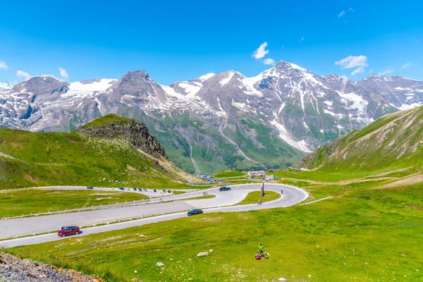 Grossglockner High Alpine Road, German: Grossglockner-Hochalpenstrasse. Camino de paso de alta montaña en los Alpes austríacos, Austria — Foto de Stock