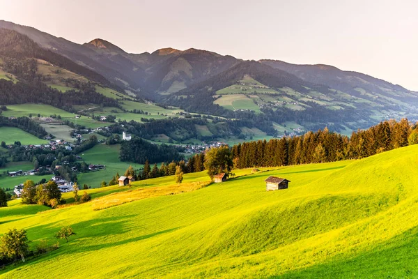 Tramonto romantico in montagna. Verdi prati alpini e alte vette delle Alpi austriache. Valle del fiume Salzach, Pinzgau, Austria — Foto Stock