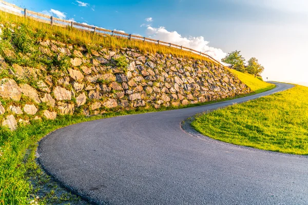 Vass hårnålskurva av smal asfalterad väg på landsbygden i bergen. Österrikiska Alperna, Österrike — Stockfoto