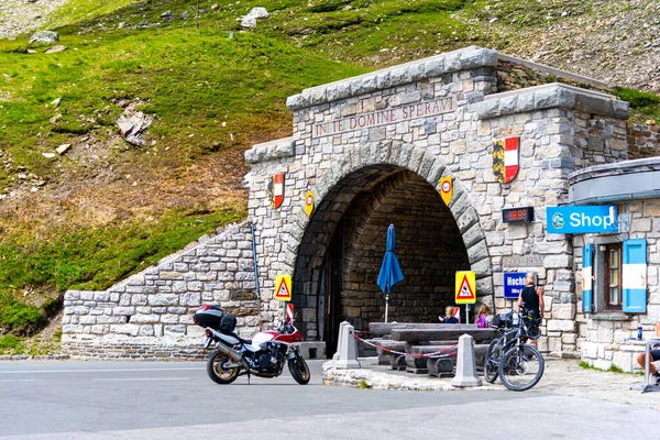 RAKOUSKO - 28. června 2020: Průsmykový tunel Hochtor - nejvyšší bod Grossglockner High Alpine Road, němčina: Grossglockner Hochalpenstrasse. High Tauerm, Rakouské Alpy, Rakousko — Stock fotografie