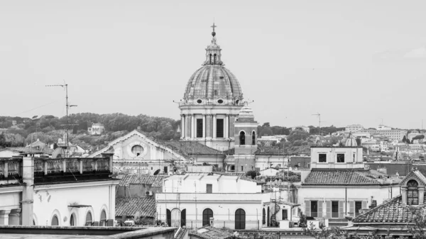 Skyline di Roma con vecchie case colorate e terrazze sul tetto nella giornata di sole. Cupola della basilica di San Carlo al Corso sullo sfondo. Roma, Italia — Foto Stock