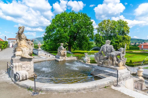 Fonte decorada no castelo barroco Jardins de Cesky Krumlov, República Checa — Fotografia de Stock
