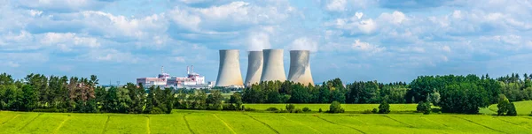 Atomerőmű a gyönyörű zöld nyári rét hátterében. Temelin, Cseh Köztársaság — Stock Fotó