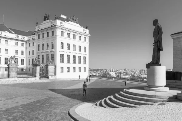 Plaza de Hradthe con puerta de entrada al Castillo de Praga y estatua de Tomás Garrigue Masaryk - el primer presidente de Checoslovaquia, Praha, República Checa — Foto de Stock