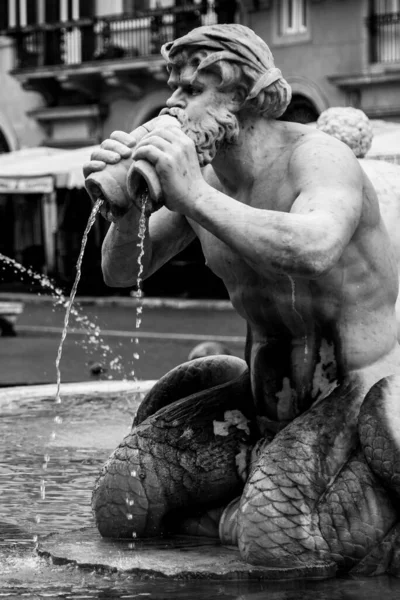 Фонтана дель Моро, или Фонтан мавра, на площади Пьяцца Навона, Рим, Италия. Детальный вид скульптур — стоковое фото