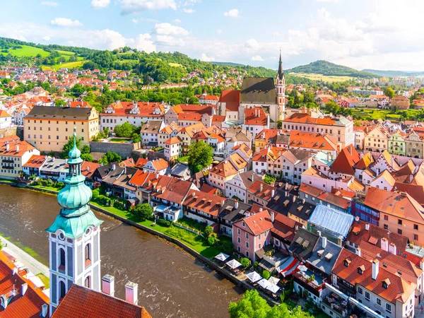 Panoramiczny widok Cesky Krumlov z kościołem św Wita w środku zabytkowego centrum miasta. Cesky Krumlov, Czechy Południowe, Czechy — Zdjęcie stockowe