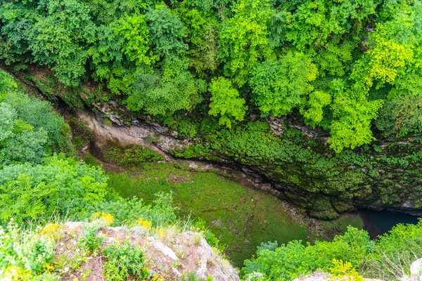 Macocha Abyss - large limestone gorge in Moravian Karst, Czech: Moravsky Kras, Czech Republic. View from the top - upper lookput platform — Stock Photo, Image